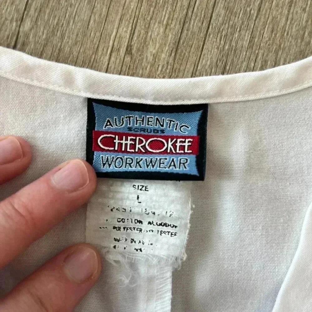 Unisex Bundle of 2 Cherokee White Scrub Tops - L - Picture 5 of 11